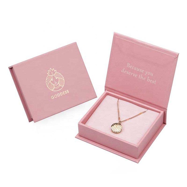 Magnetic necklace box